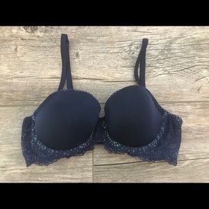 Victoria’s Secret navy lace t-shirt bra (34C)